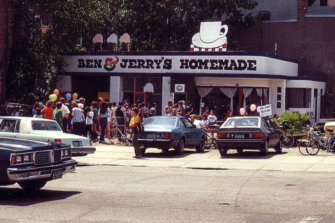 1982 ¡Preparados! Personas en el exterior de la heladería