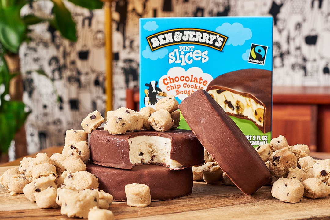 Una mesa llena de Pint Slices junto con masa de galletas