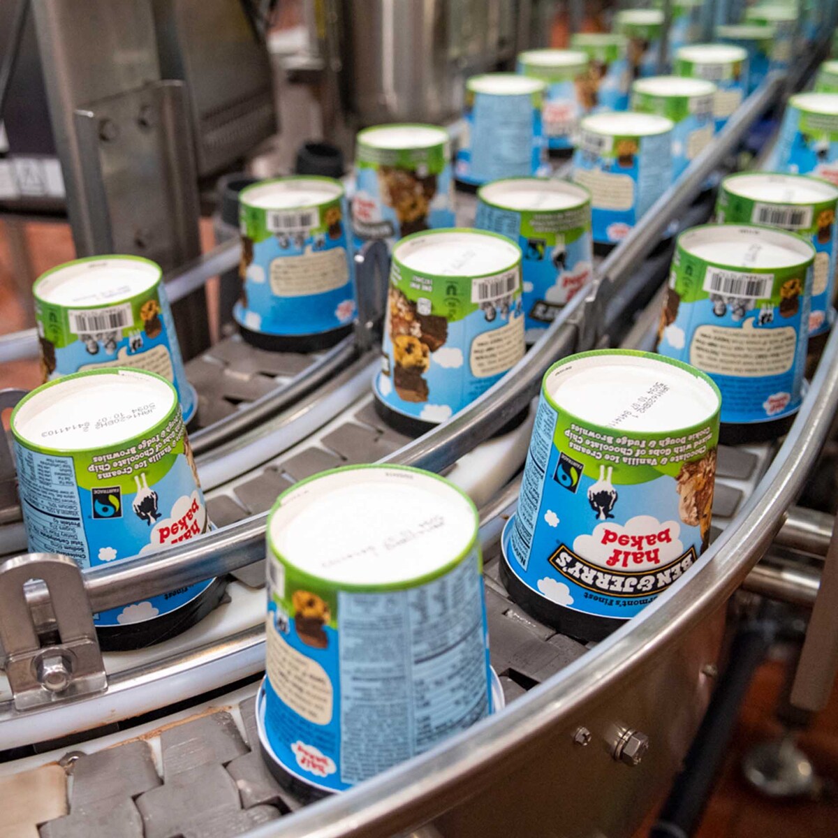 Tarrinas de helado Ben & Jerry’s en una línea de producción