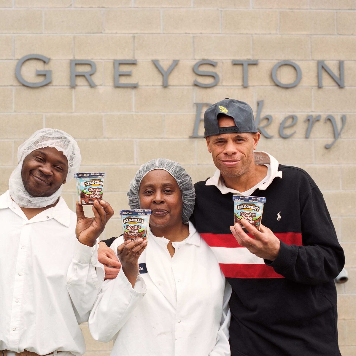 Empleados de Greyston Bakery sosteniendo tarrinas de helado de Ben & Jerry’s